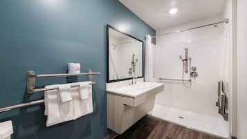 Une salle de bain moderne équipée d’une douche, d’un lavabo et de toilettes.