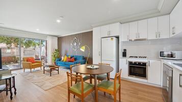 Een koelkast, een microgolfoven, een oven, een kookplaat