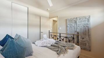 3 bedrooms, desk, iron/ironing board, travel cot