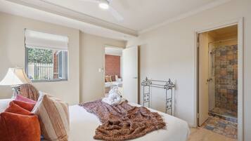 2 habitaciones, escritorio y tabla de planchar con plancha