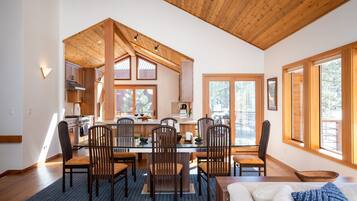 House, 4 Bedrooms | Private kitchen