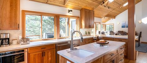 House, 4 Bedrooms | Private kitchen