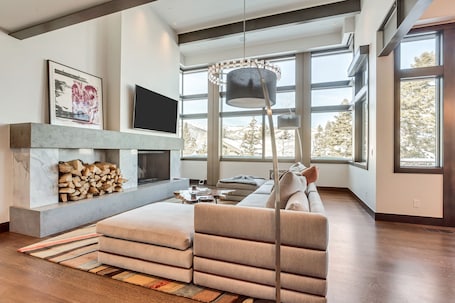 House, 5 Bedrooms | Living room | Fireplace