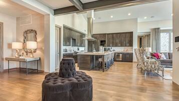 Suite, 5 Bedrooms | 5 bedrooms, free WiFi