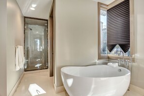 Phòng Suite, 5 phòng ngủ | Phòng tắm | Khăn tắm, dầu gội 