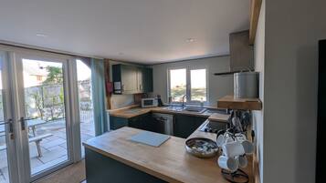 Cottage | Private kitchen | Fridge, dishwasher, electric kettle, toaster