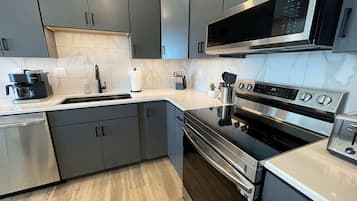 Jääkaappi, mikroaaltouuni, uuni, liesi