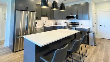 Kjøleskap, mikrobølgeovn, kokeplater og oppvaskmaskin