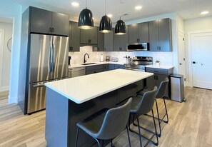 Frigorífico, microondas, placa de cocina y lavavajillas