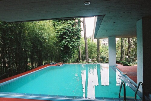 FURNISHED 2 BEDROOM POOL APARTMENT IN UPSCALE RESIDENTIAL AREA