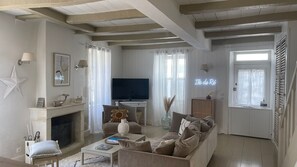 TV connectée, table de tennis de table, livres