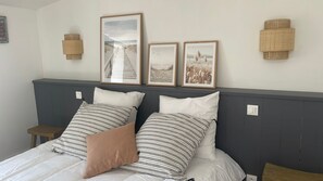 4 dormitorios, escritorio, tabla de planchar con plancha y cuna de viaje