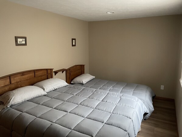 4 bedrooms, iron/ironing board, WiFi, bed sheets