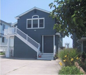 Exterior - New Listing: Second Floor Beachfront Gold Coast with Great Views (Ocean City)