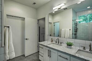 Hair dryer, towels - Sunny Austin Abode: Proximity to Parks & Dtwn (Austin)