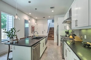 Fridge, microwave, stovetop, dishwasher - Sunny Austin Abode: Proximity to Parks & Dtwn (Austin)