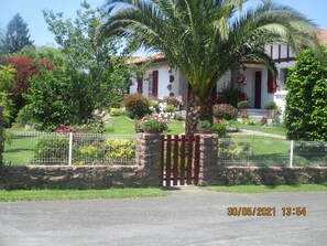 Property grounds - Basque country between sea and mountains, quiet ground floor apartment with garden  (ustaritz)