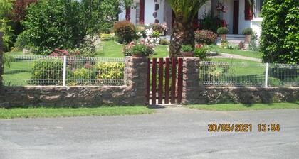 Basque country between sea and mountains, quiet ground floor apartment with garden