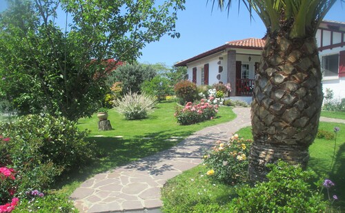 Basque country between sea and mountains, quiet ground floor apartment with garden 