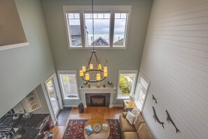 TV, fireplace, DVD player, ping pong - Nye Ki-Ki - in the Heart of Nye Beach, Sleeps 8, Heart of Nye Beach, Ocean View, Hot Tub, BBQ (Newport)