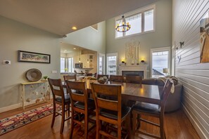 Dining - Nye Ki-Ki - in the Heart of Nye Beach, Sleeps 8, Heart of Nye Beach, Ocean View, Hot Tub, BBQ (Newport)