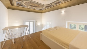 A bedroom with a bed, a desk, and a chair. - San Gallo Luxury by Mmega (Florence)