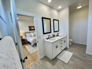 4 camere, una scrivania, ferro/asse da stiro, Wi-Fi gratuito