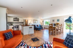 Televisión y chimenea 