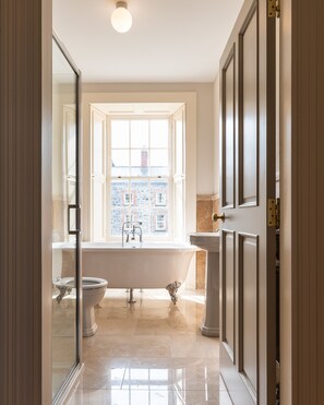 Badewanne, Haartrockner, Handtücher