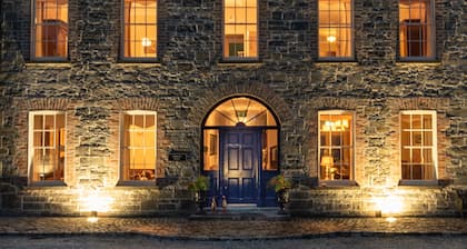 Beautifully restored soldier's barracks to sleep 10 people
