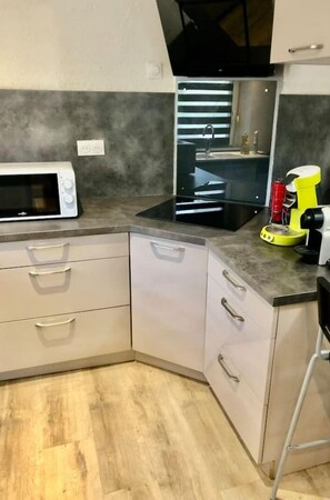 Frigorifero, microonde, forno, piano cottura