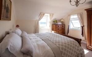 5 bedrooms, free Internet, bed sheets