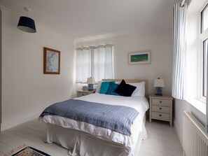 5 bedrooms, free Internet, bed sheets - Luxurious 5 bedroomed home with sea view close to beach (Lettermacaward)