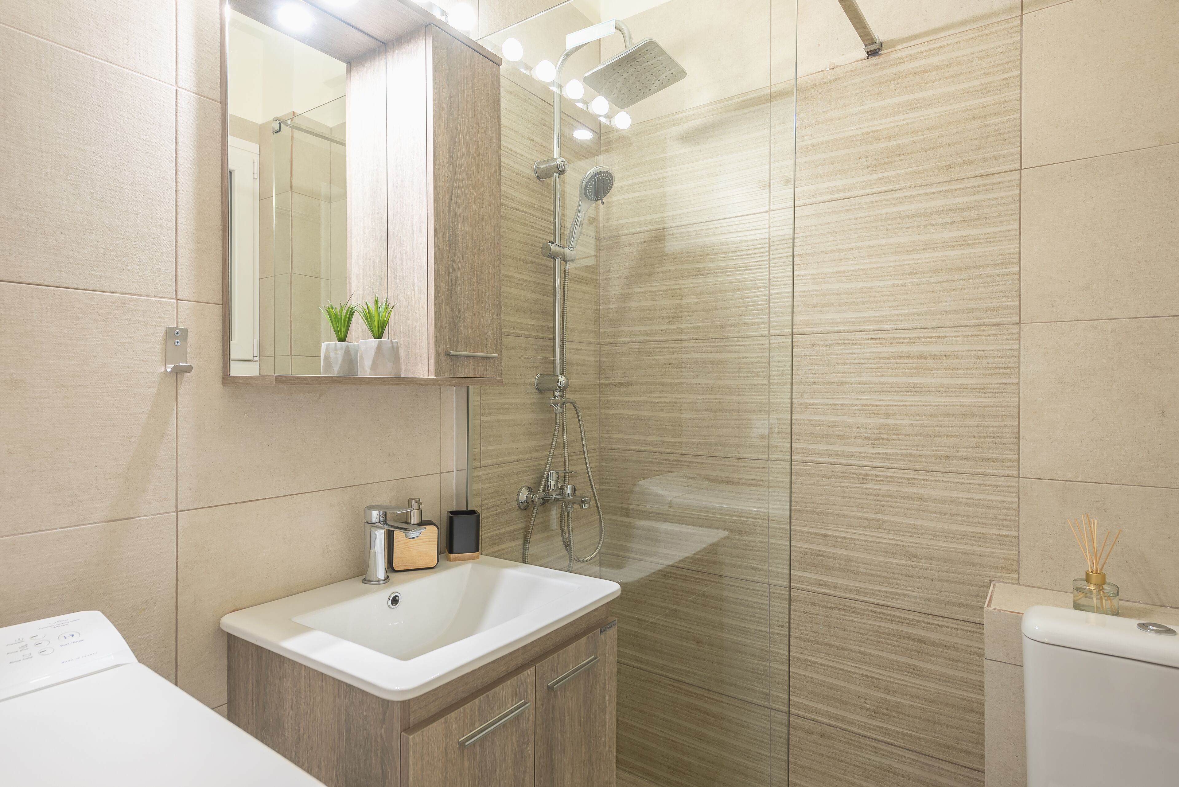 City tweepersoonskamer | Badkamer | Een douche, gratis toiletartikelen, een haardroger, handdoeken