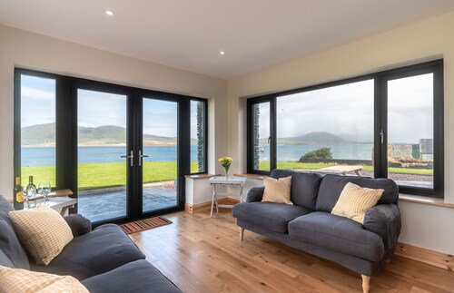 Luxury 4 bedroom holiday home overlooking the sea on Valentia Island