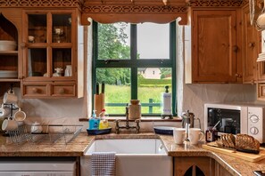 Fridge, microwave, oven, stovetop - 2 bedroomed cottage steps from Kenmare town (Kenmare)