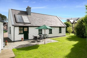 Outdoor dining - 2 bedroomed cottage steps from Kenmare town (Kenmare)