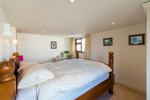 7 bedrooms, free Internet, bed sheets