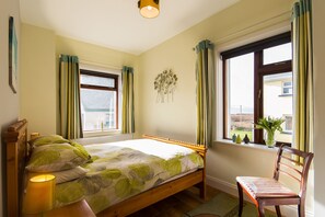 7 bedrooms, free internet, bed sheets - Large house with adjoining cottage close to Waterville (Waterville)