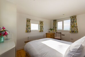 7 bedrooms, free Internet, bed sheets