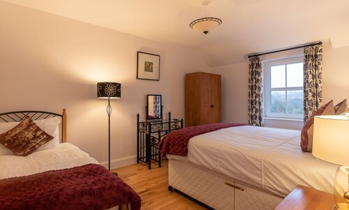 Lovely home just a 2 minute walk from Sneem village