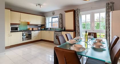 3 bedroom pet friendly home with access to pool