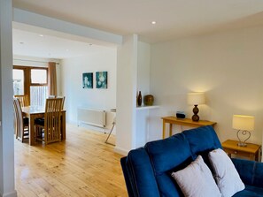 TV - Modern home with 3 bedrooms and 3 bathrooms in Kenmare town (Kenmare)