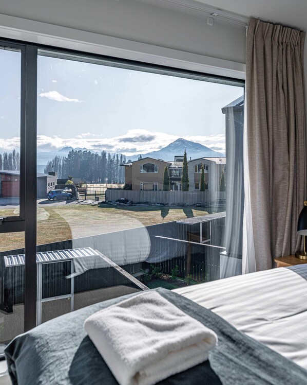 2 bedrooms, iron/ironing board, WiFi, bed sheets - Riverside Lodge - Two Bedroom Luxury Townhouse (Albert Town)