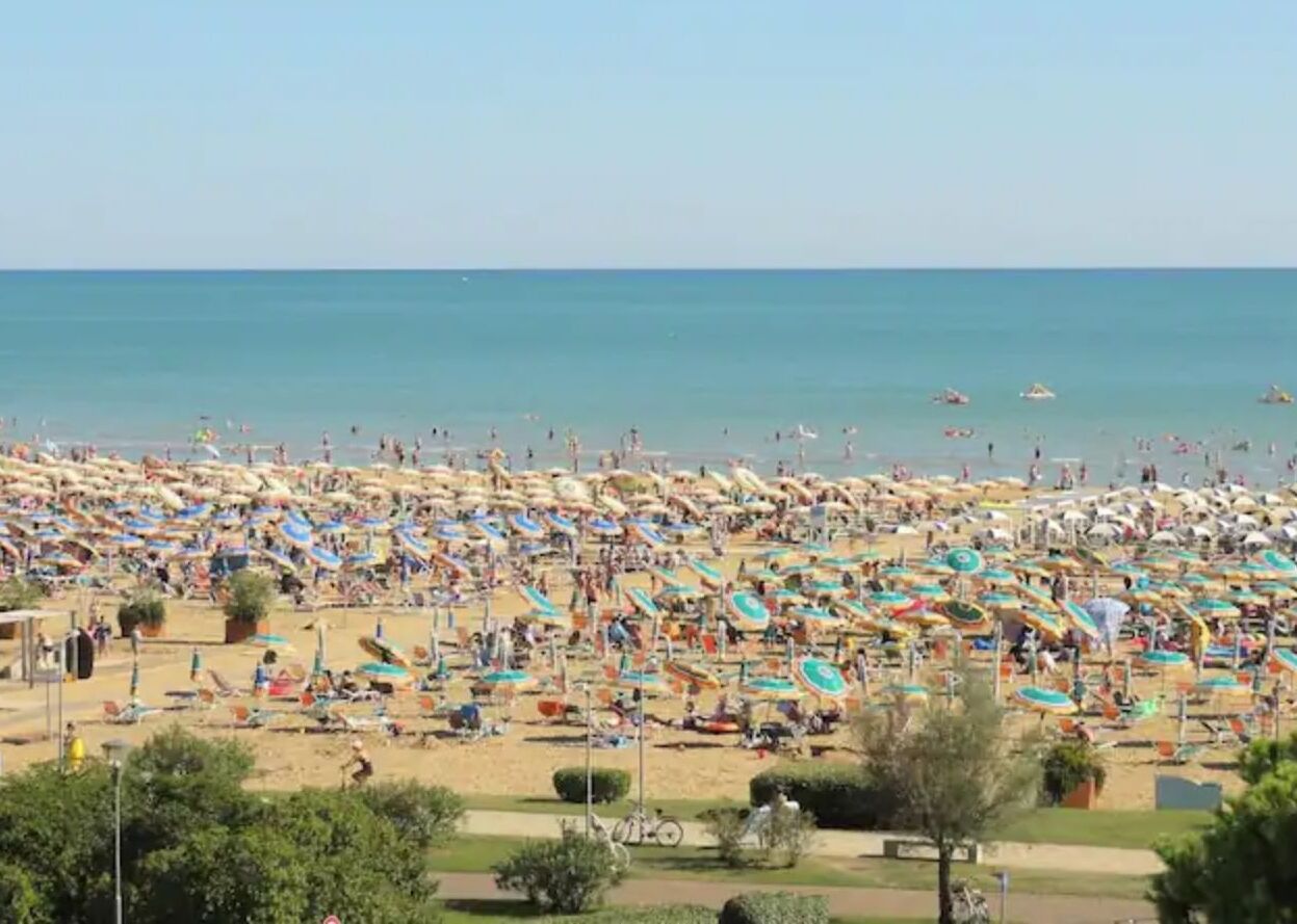 بالقرب من الشاطئ