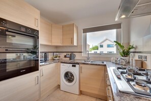 Microwave, oven, cookware/dishes/utensils, freezer