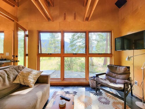 Adeline - cute Mazama meadow cabin with sauna