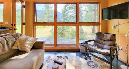 Adeline - cute Mazama meadow cabin with sauna