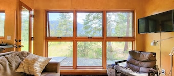 Adeline - cute Mazama meadow cabin with sauna