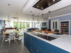 Lemari es, mesin pencuci piring, dan ketel listrik